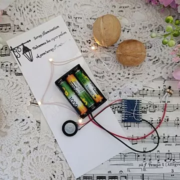 Музыкальный модуль с 4 желтыми светодиодами и мелодией "Три орешка для Золушки", сменная батарейка (ScrapIllumination)