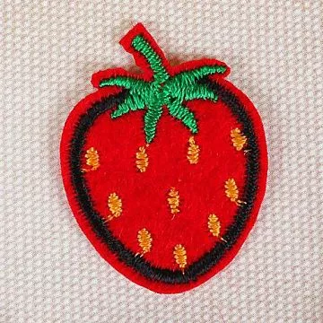 Термонаклейка с вышивкой "Клубничка", цвет красный