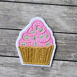 Термонаклейка с вышивкой "Клубничная пироженка"